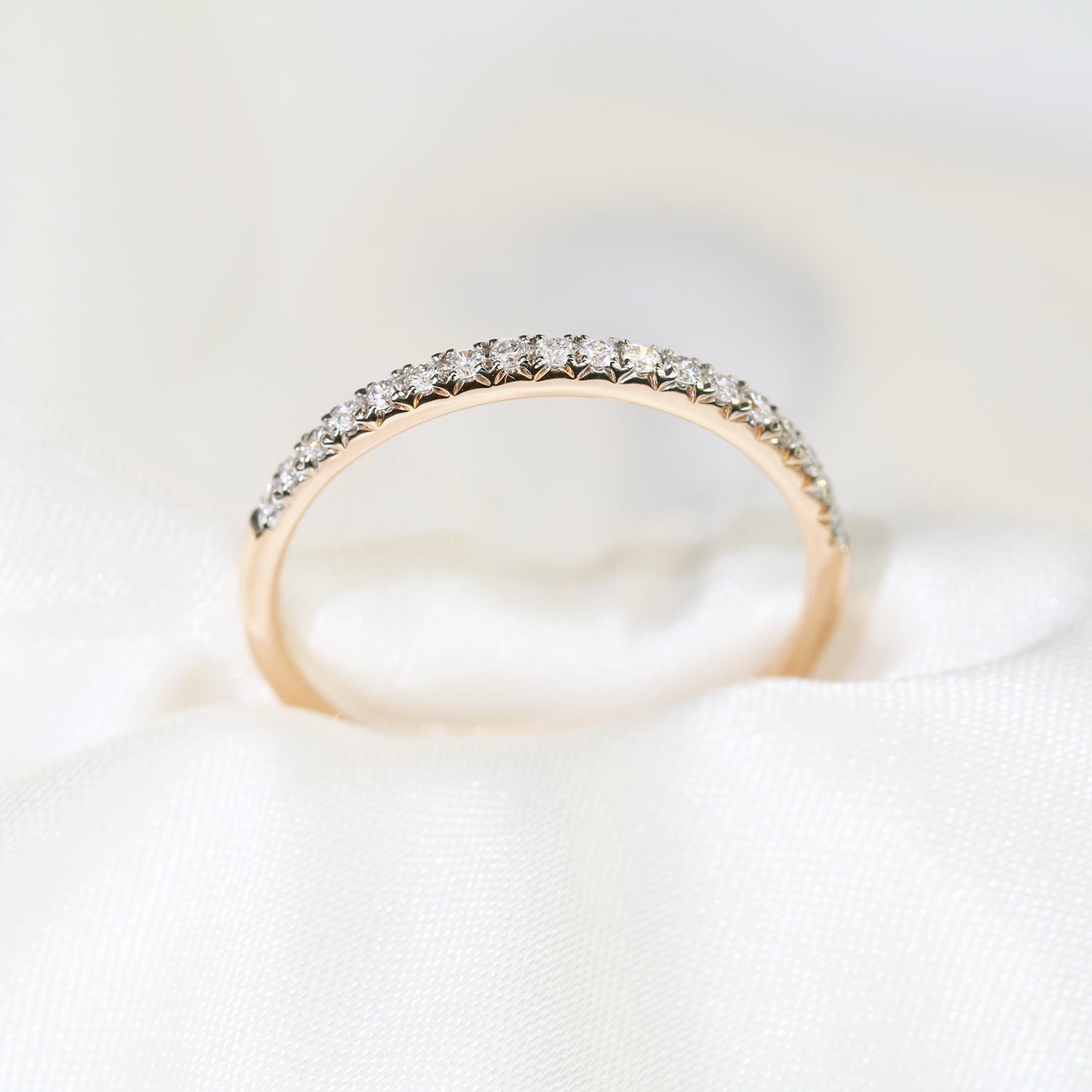   18k玫瑰金鑽石戒指側面 18k Rose Gold Eternity Diamond Ring on side view