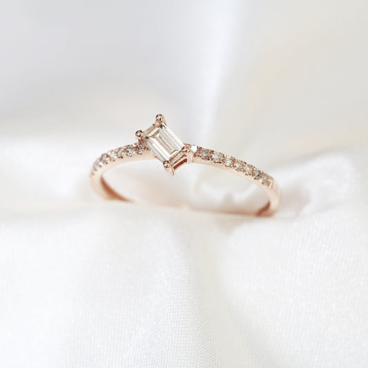 18k玫瑰金長方鑽石戒指 18k Rose Gold Asymmetrical Baguette Diamond Ring