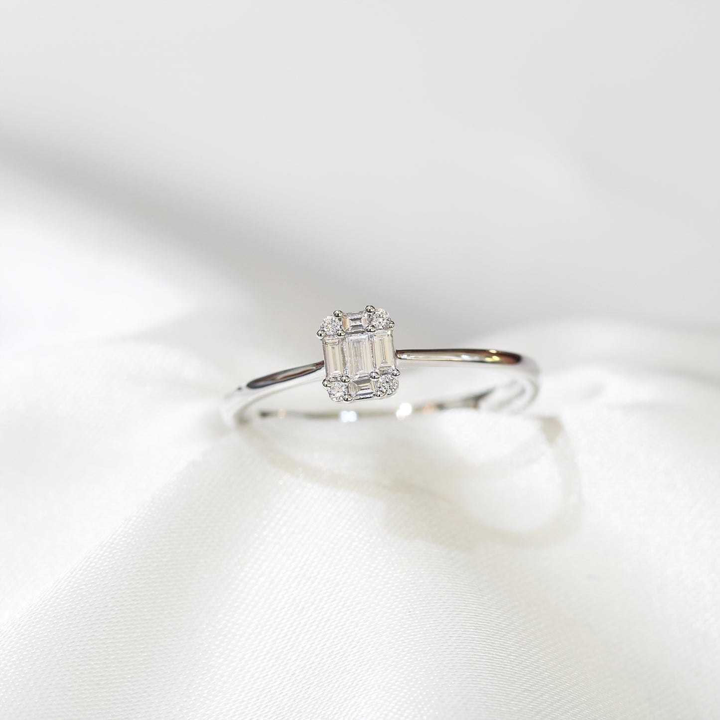 白金祖母綠切割鑽石戒指 White Gold Baguette Step-cut Mini Size Diamond Ring