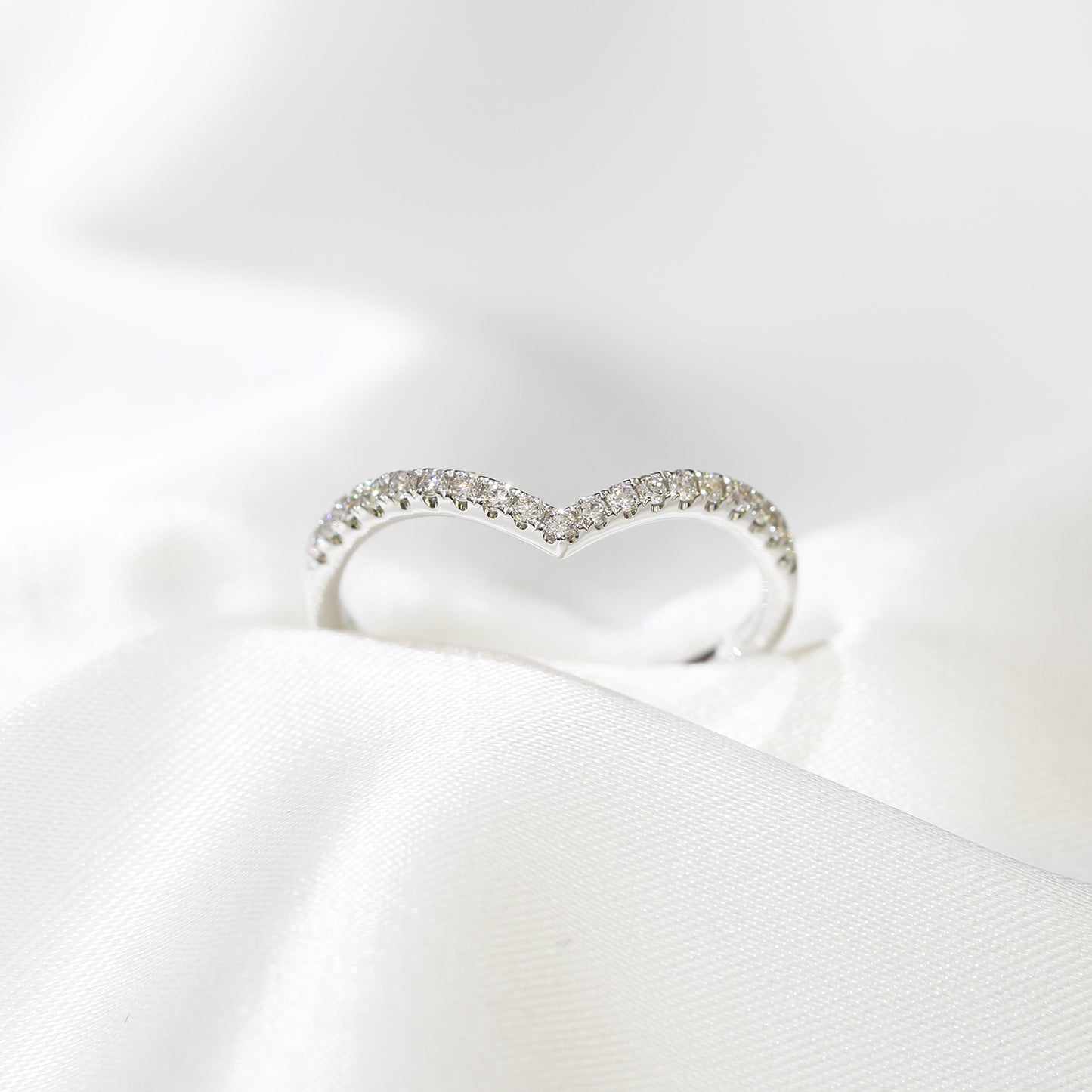 白金鑽石V形排戒側面 White Gold V-shaped Diamond Ring