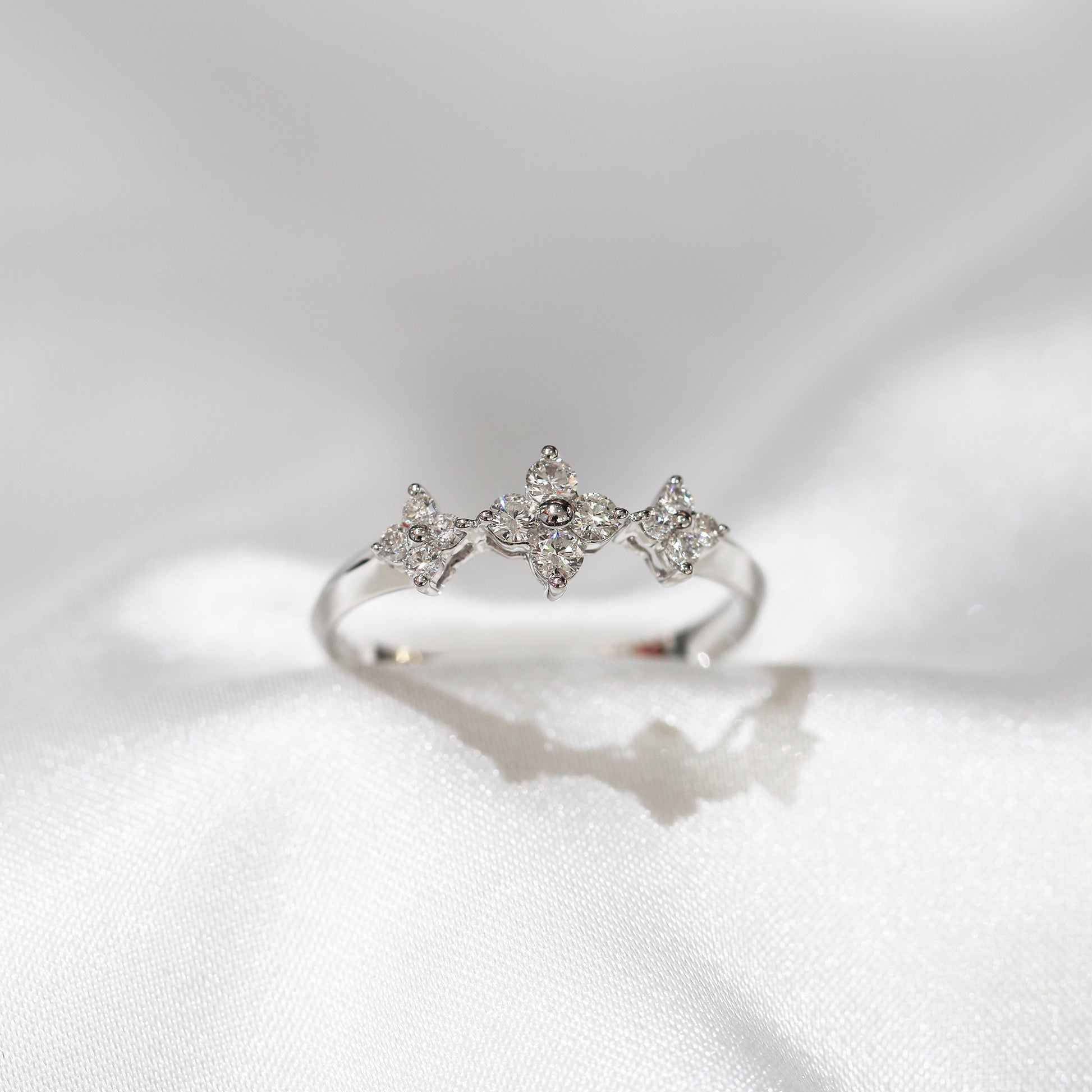 18k白金四葉草鑽石線戒 18k White Gold 3-Clover Round Brilliant Diamond Ring