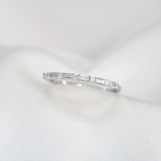 18k白金圓形配長方形鑽石線戒 18k White Gold Baguette and Round Brilliant Diamond Ring