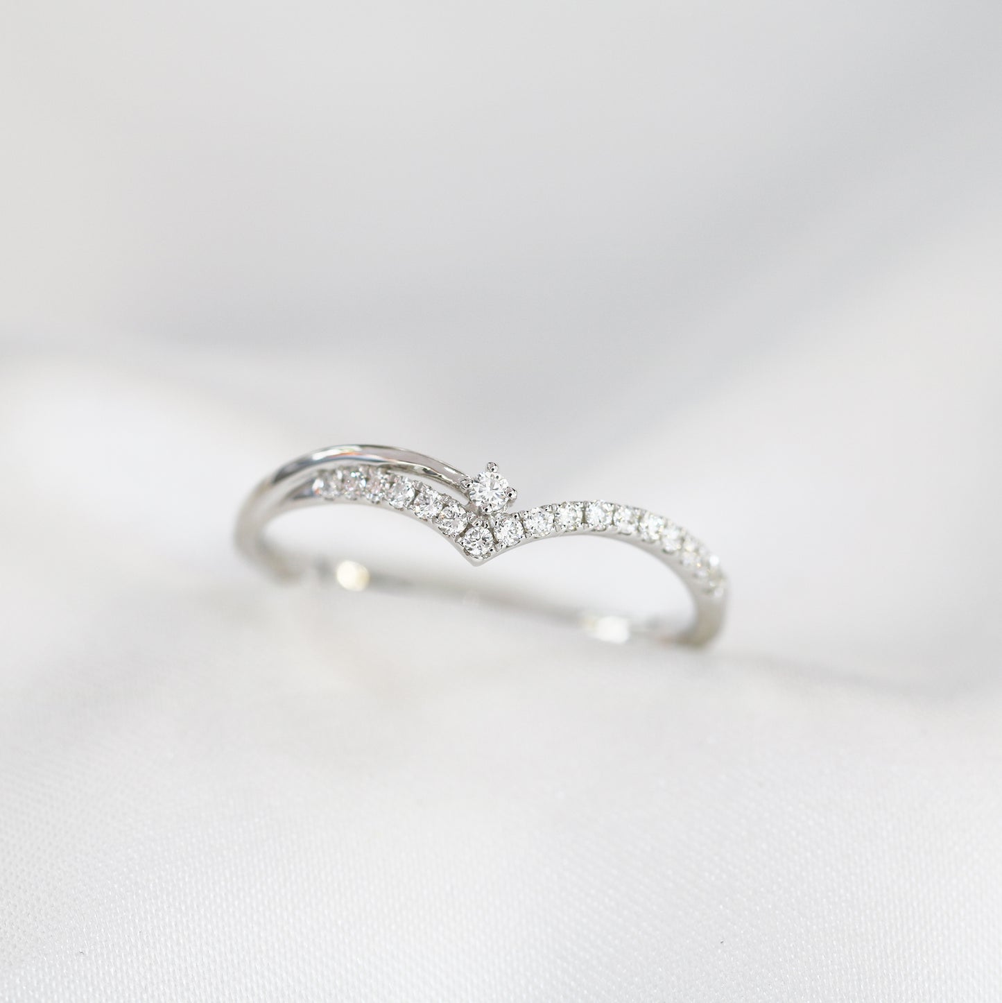 18k白金V形鑽石戒指 18k White Gold V-shaped Diamond Ring