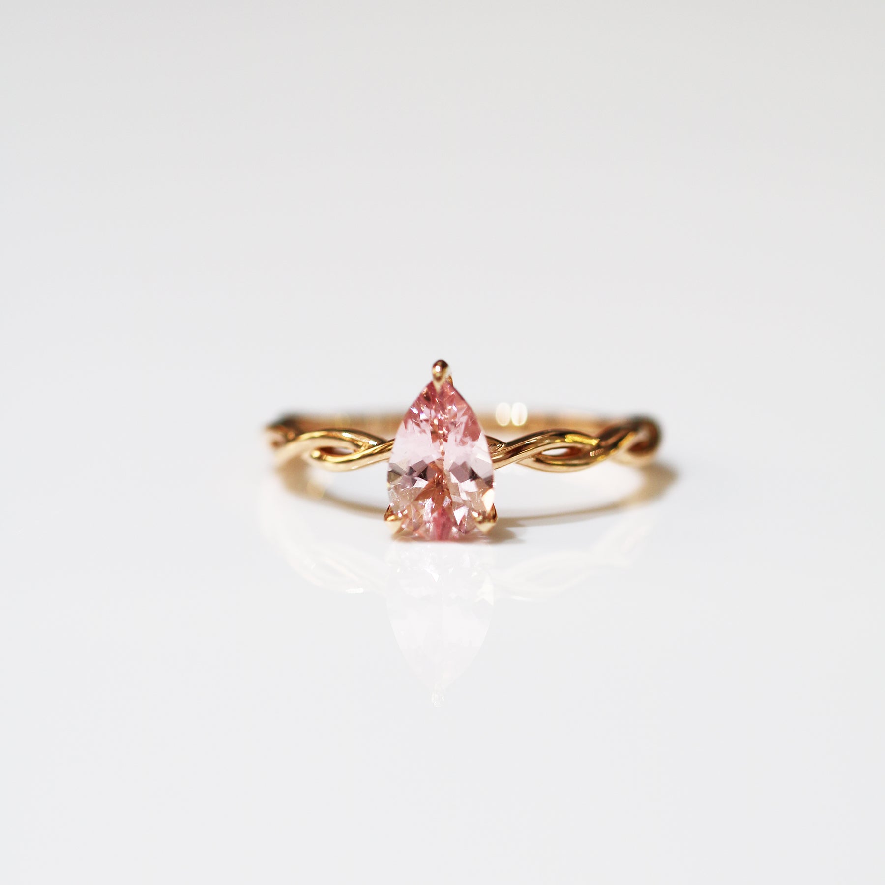 18k玫瑰金水滴形粉紅摩根石鑽石戒指側面 18k Rose Gold Pear-shaped Morganite Diamond Ring on side view
