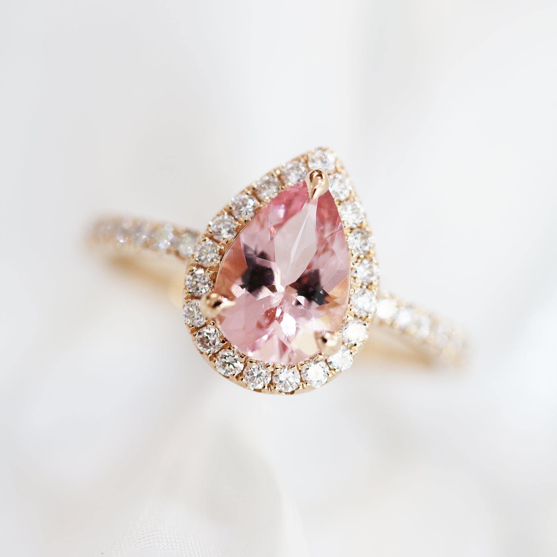 18k玫瑰金粉光環梨形切割粉紅摩根石鑽石戒指 18k Rose Gold Pear Shape Morganite Halo Diamond Ring