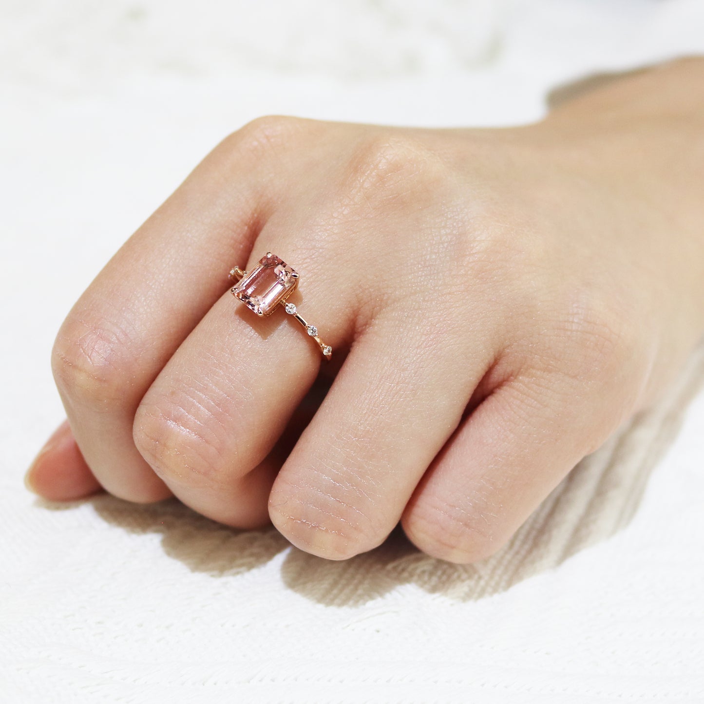 18k玫瑰粉紅摩根石鑽石戒指在中指上 18k Rose Gold Emerald-cut Morganite Diamond Ring on middle finger