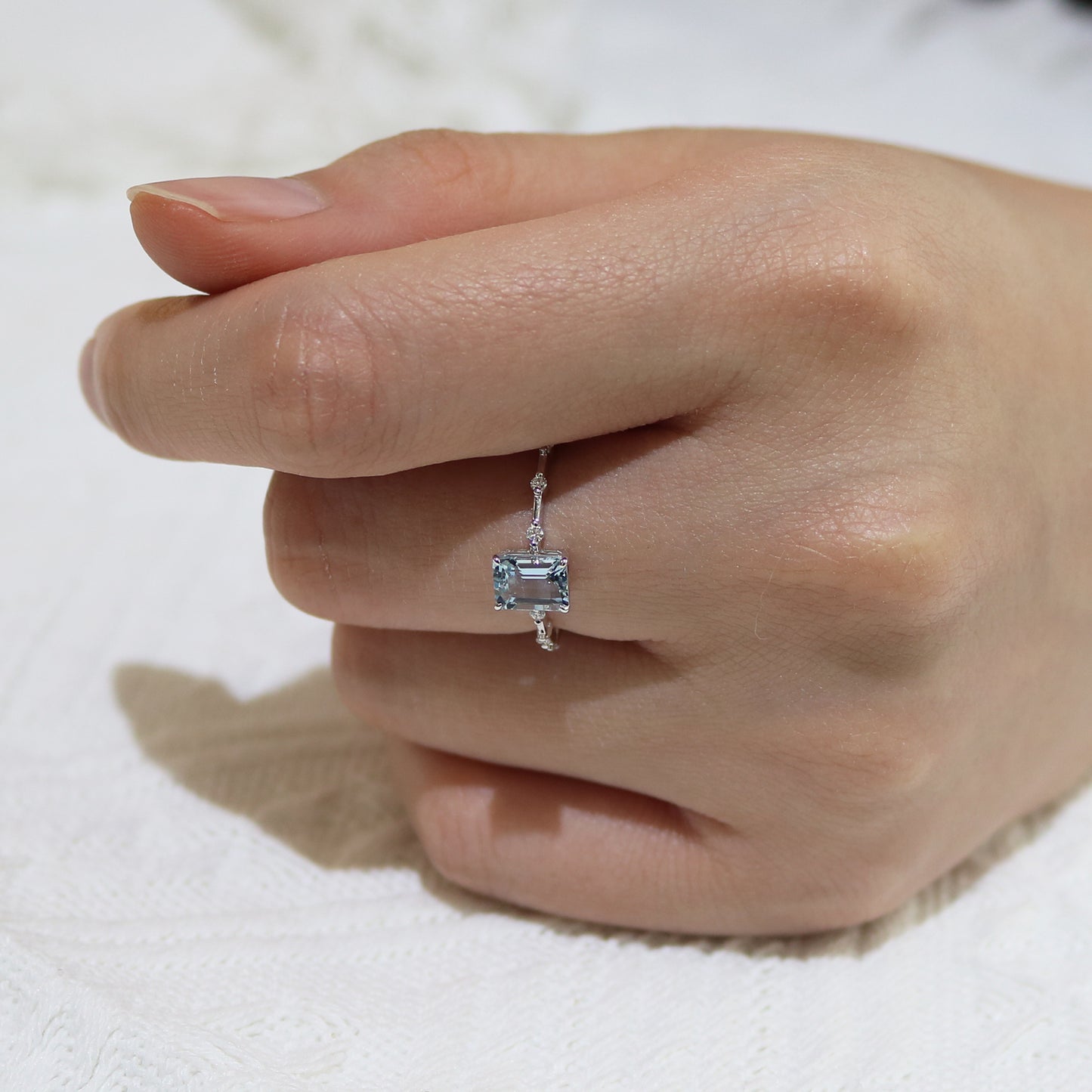  18k白金海藍寶鑽石戒指在中指上 18k White Gold Emerald-cut Aquamarine Diamond Ring on middle finger