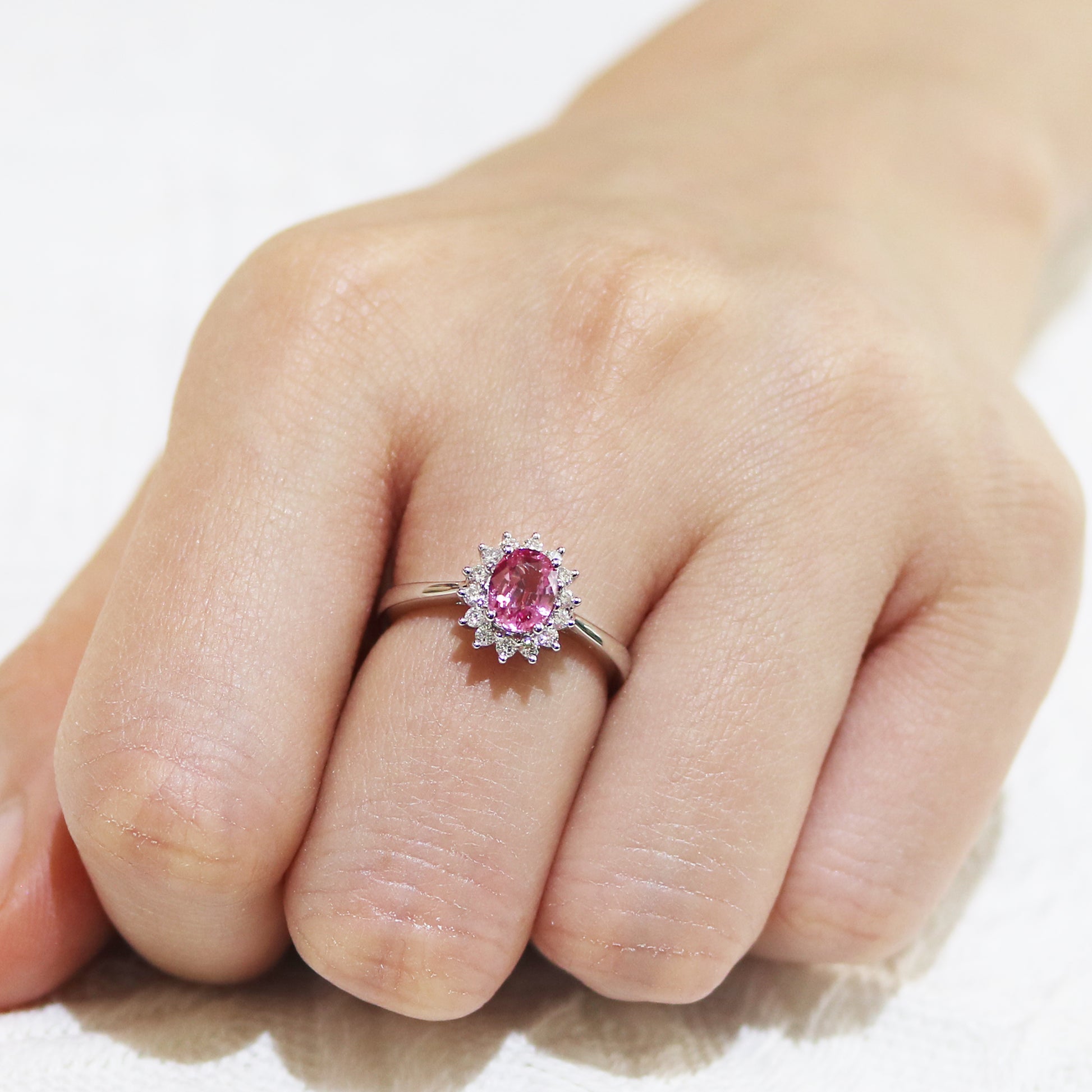  18k白金粉紅藍寶石戒指在中指上18k White Gold Pink Sapphire Ring on middle finger