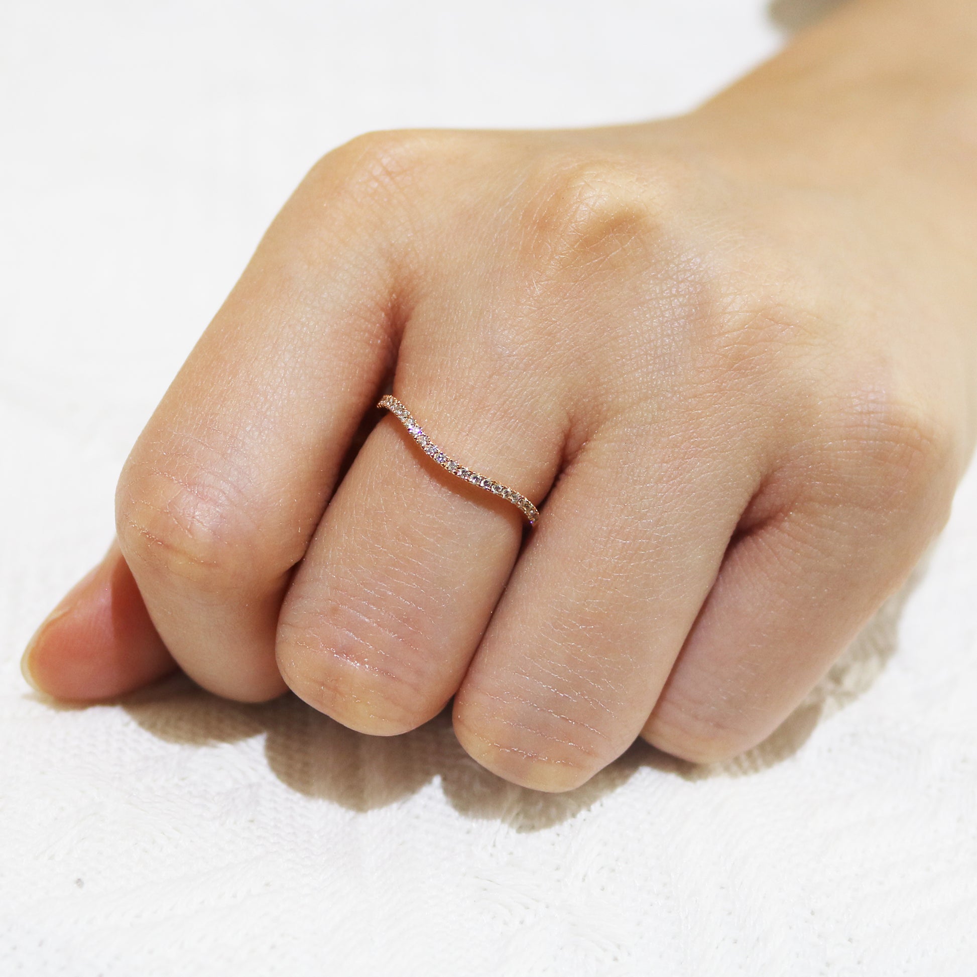 18k玫瑰金波浪造型鑽石戒指在中指上 18k Rose Gold Wavy Diamond Eternity Ring on middle finger