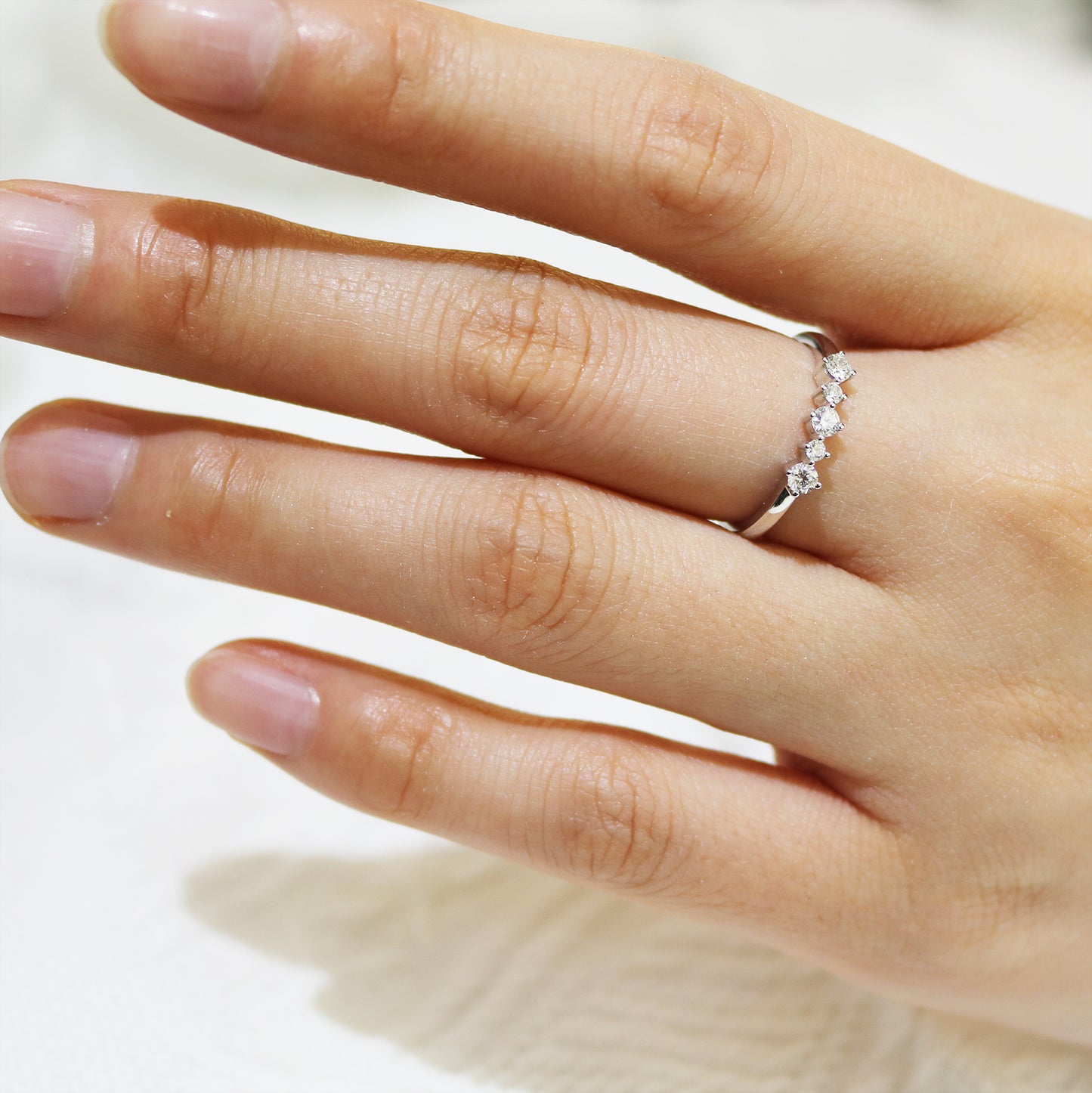 18k白金五顆鑽石排戒在中指上 18k White Gold 5-stone Diamond Ring on middle finger