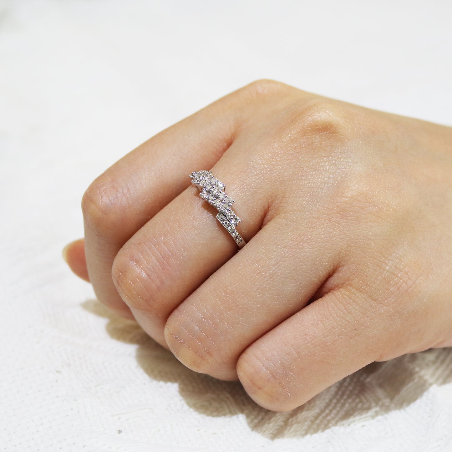 18k白金鑽石粗身戒指在中指上 18k White Gold Round Brilliant Diamond Ring on middle finger