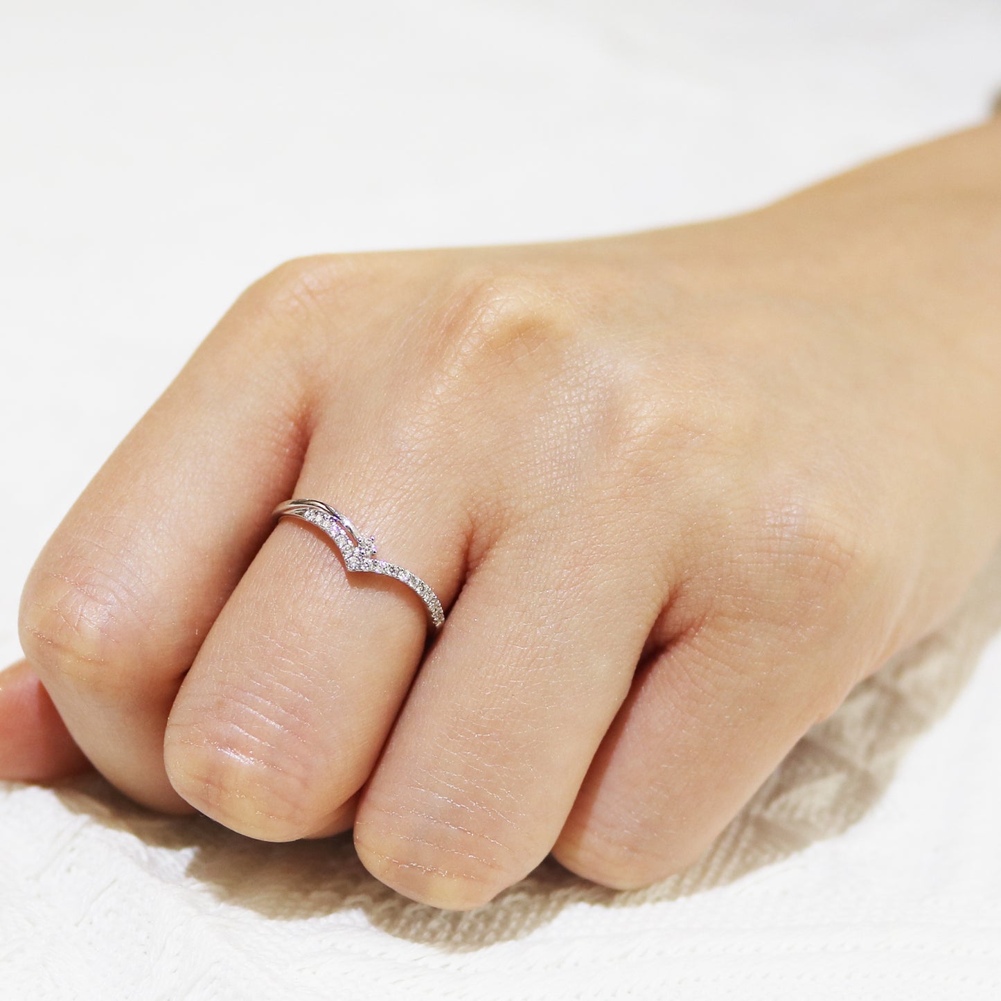 18k白金V形鑽石戒指在中指上 18k White Gold V-shaped Diamond Ring on middle finger