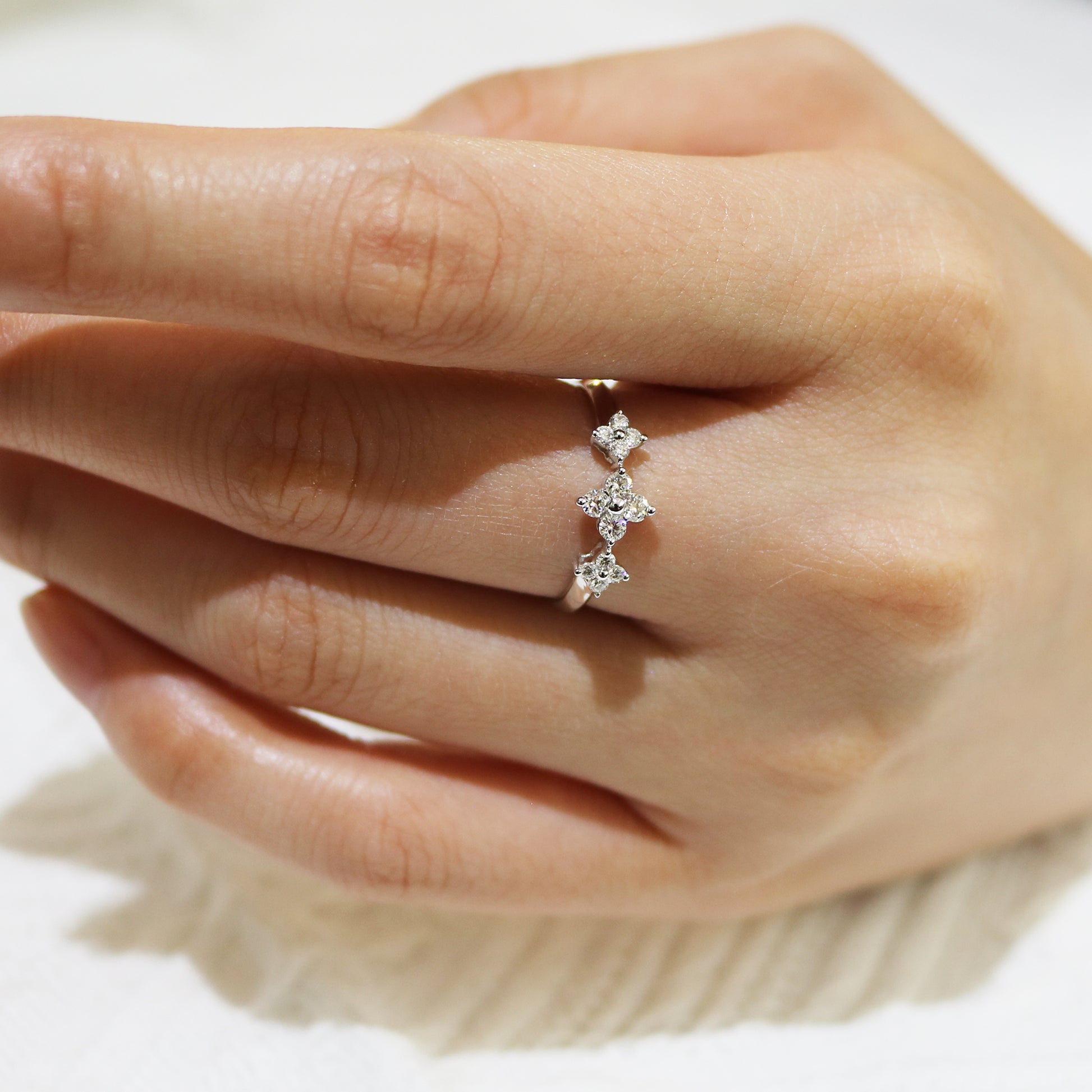 18k白金四葉草鑽石線戒在中指上 18k White Gold 3-Clover Round Brilliant Diamond Ring on finger