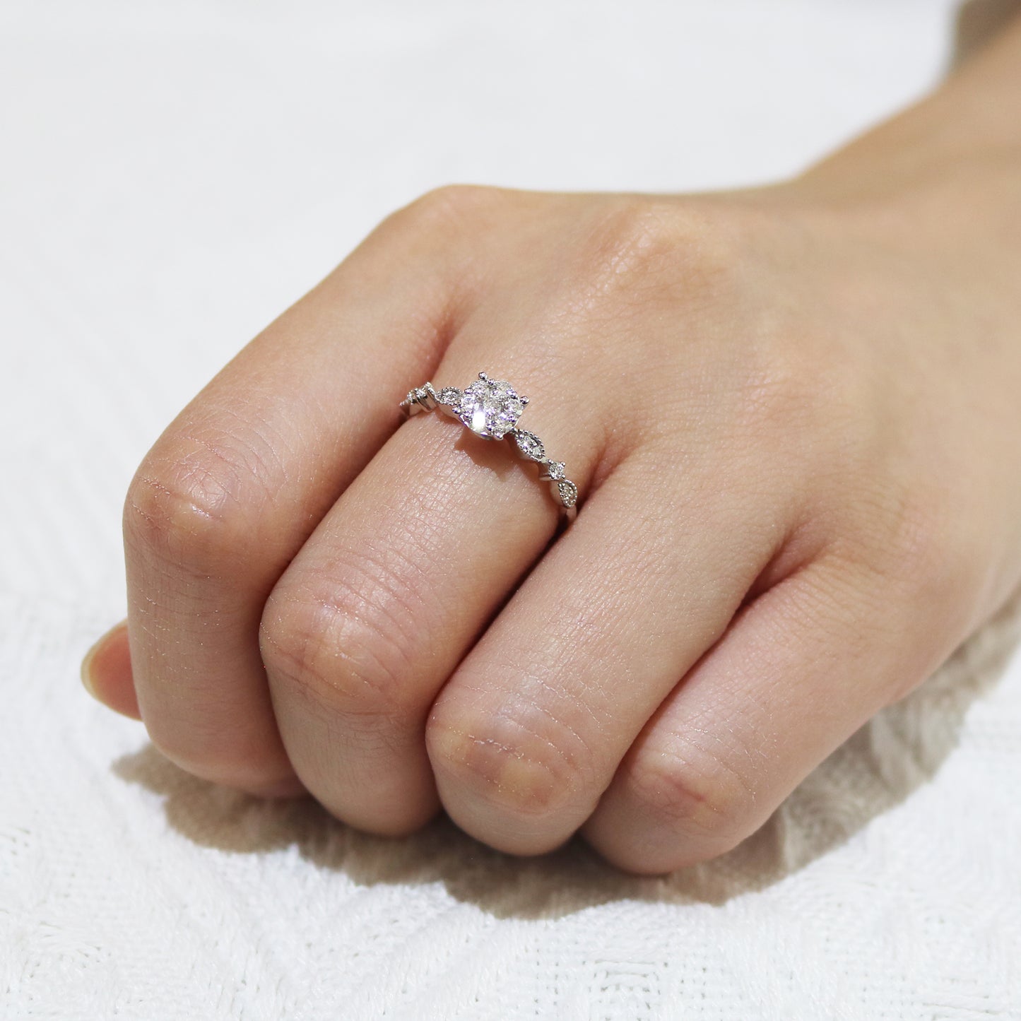 18k白金鑽石碌珠邊復古戒臂戒指在中指上 18k White Gold Beaded Round Brilliant Diamond Ring on finger