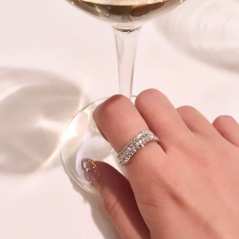 18K白金雙臂鑽石排戒在食指上 18k White Gold Double Row Diamond Ring in White Gold on index finger