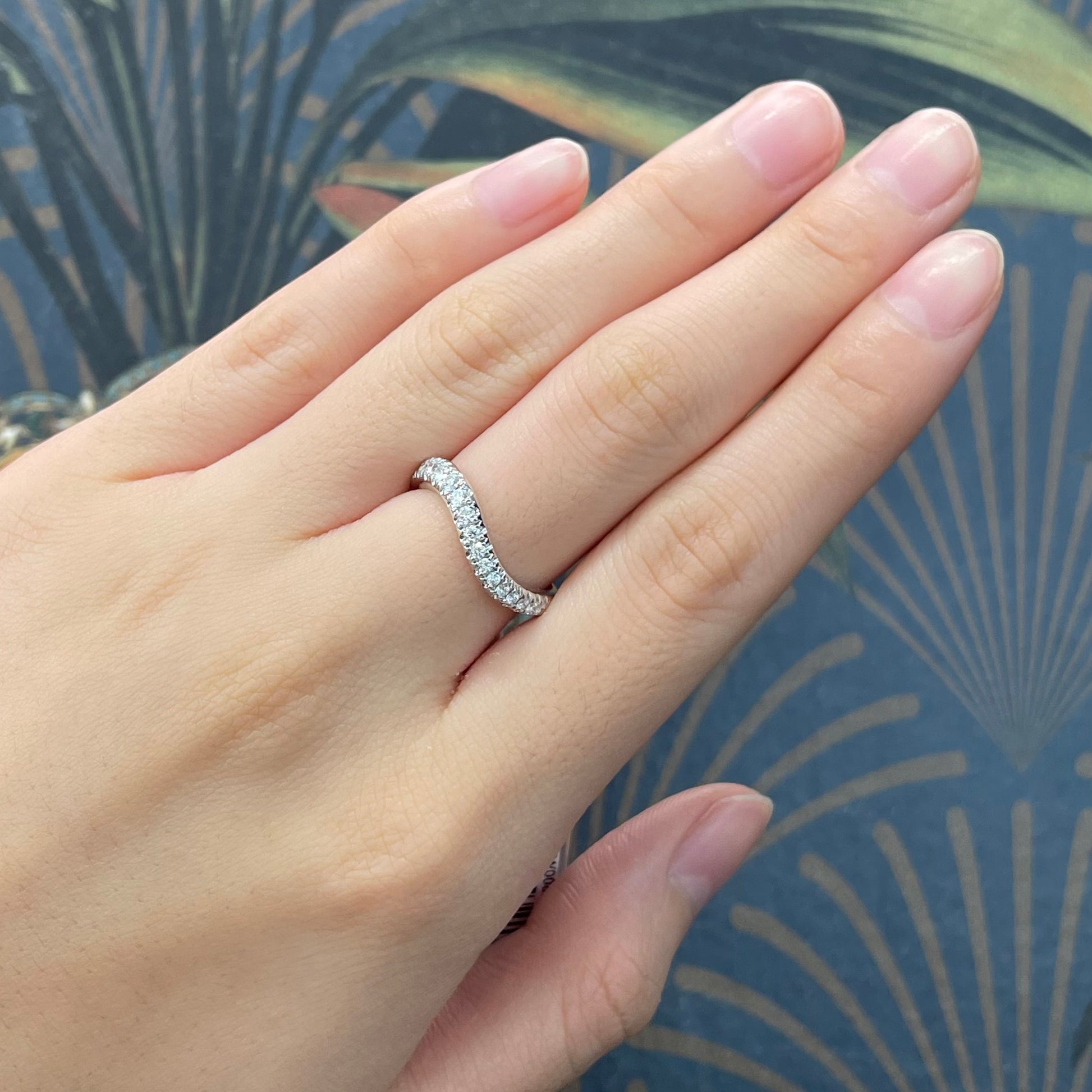 18k白金鑽石排戒在中指上 18k White Gold Wavy Curve Diamond Eternity Ring on middle finger