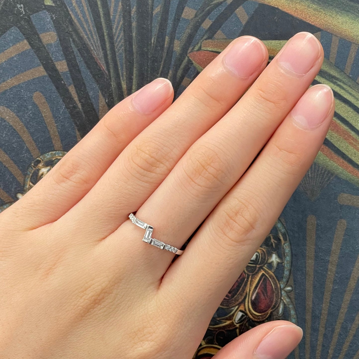 18k白金鑽石排戒在中指上 18k White Gold Zig Zag Half Eternity Diamond Ring on middle finger