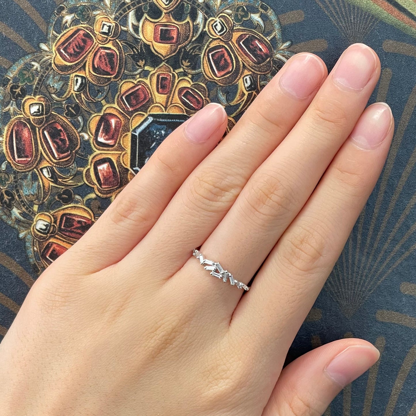 18k白金鑽石排戒在中指上 18k White Gold Baguette Diamond Ring on middle finger