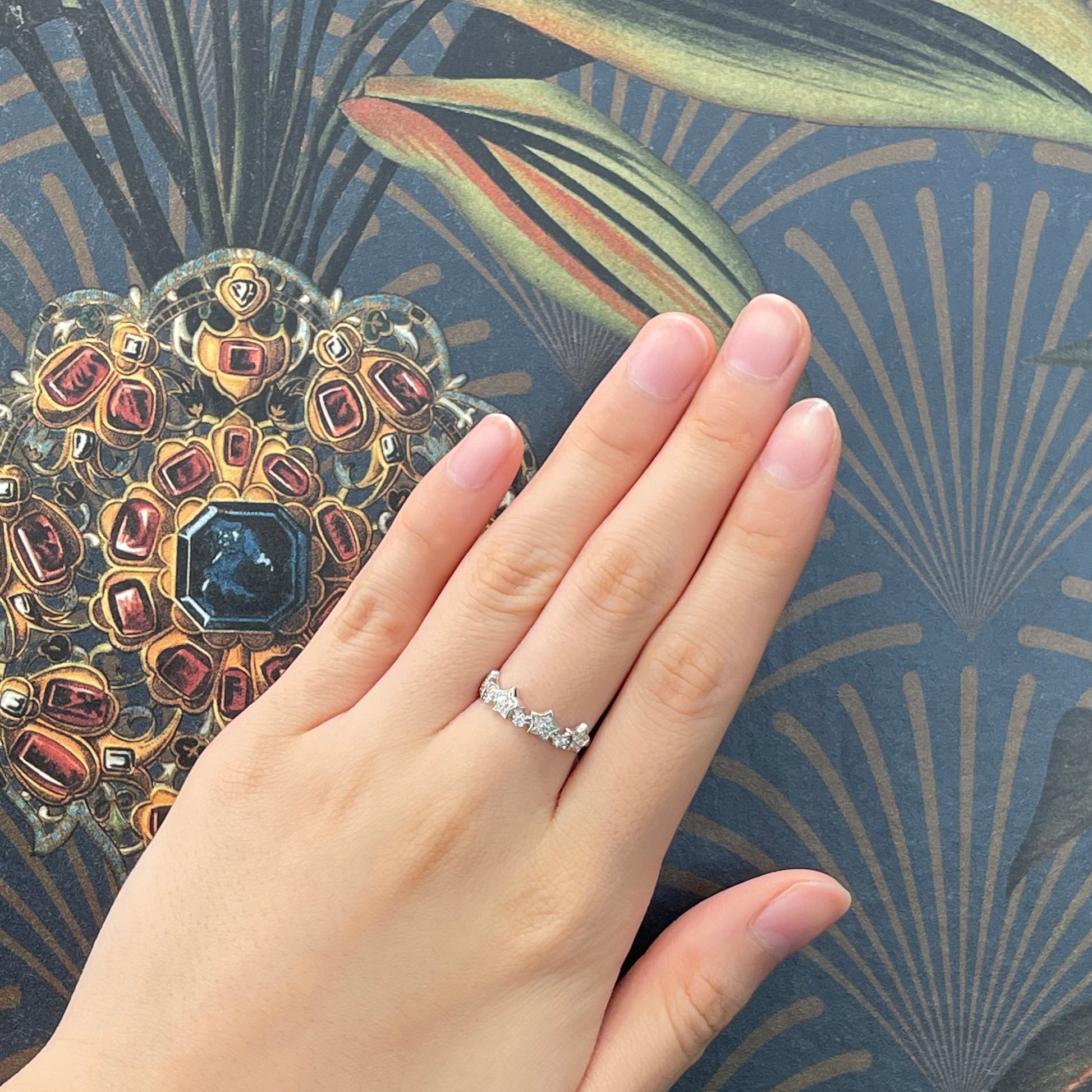 18k白金鑽石星形鑽石戒指在中指 18k White Gold Stars Diamond Ring on middle finger