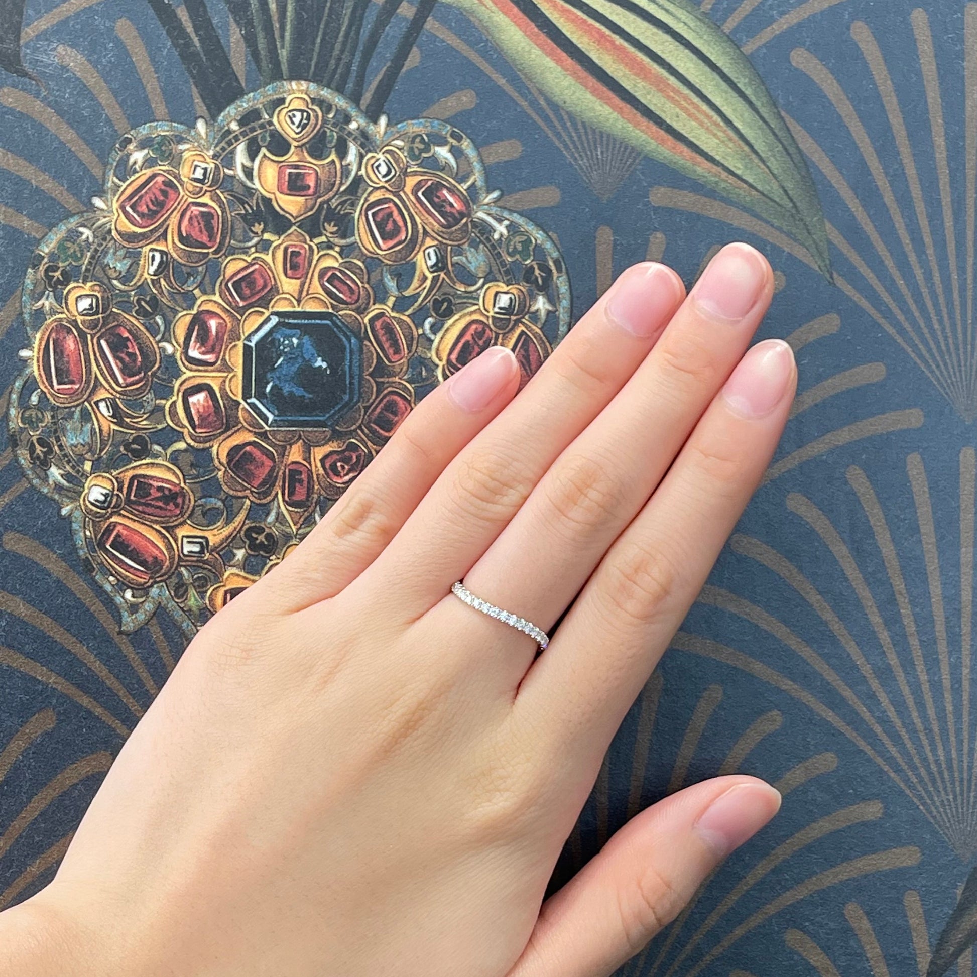 18k白金鑽石線戒在中指上 18k White Gold Wavy Diamond Ring on middle finger