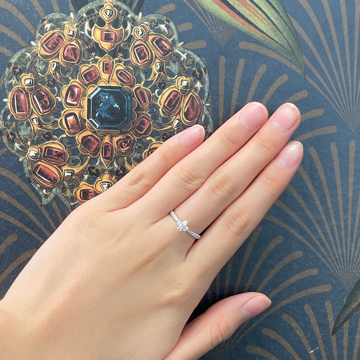 18k白金鑽石戒指在中指上 18k White Gold Clover Diamond Ring on middle finger