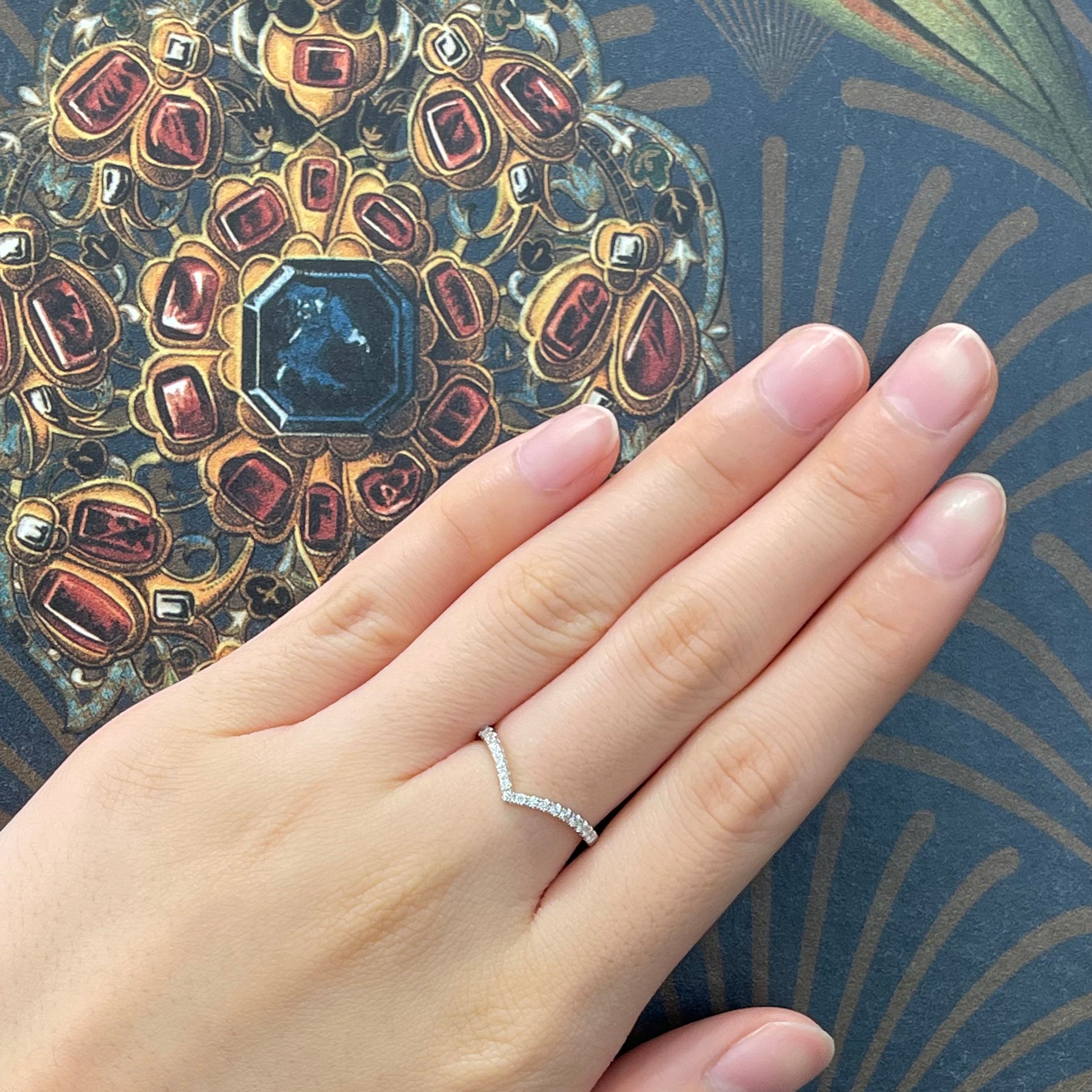 18k白金鑽石V形排戒在中指上 18k White Gold V-shaped Diamond Ring on middle finger