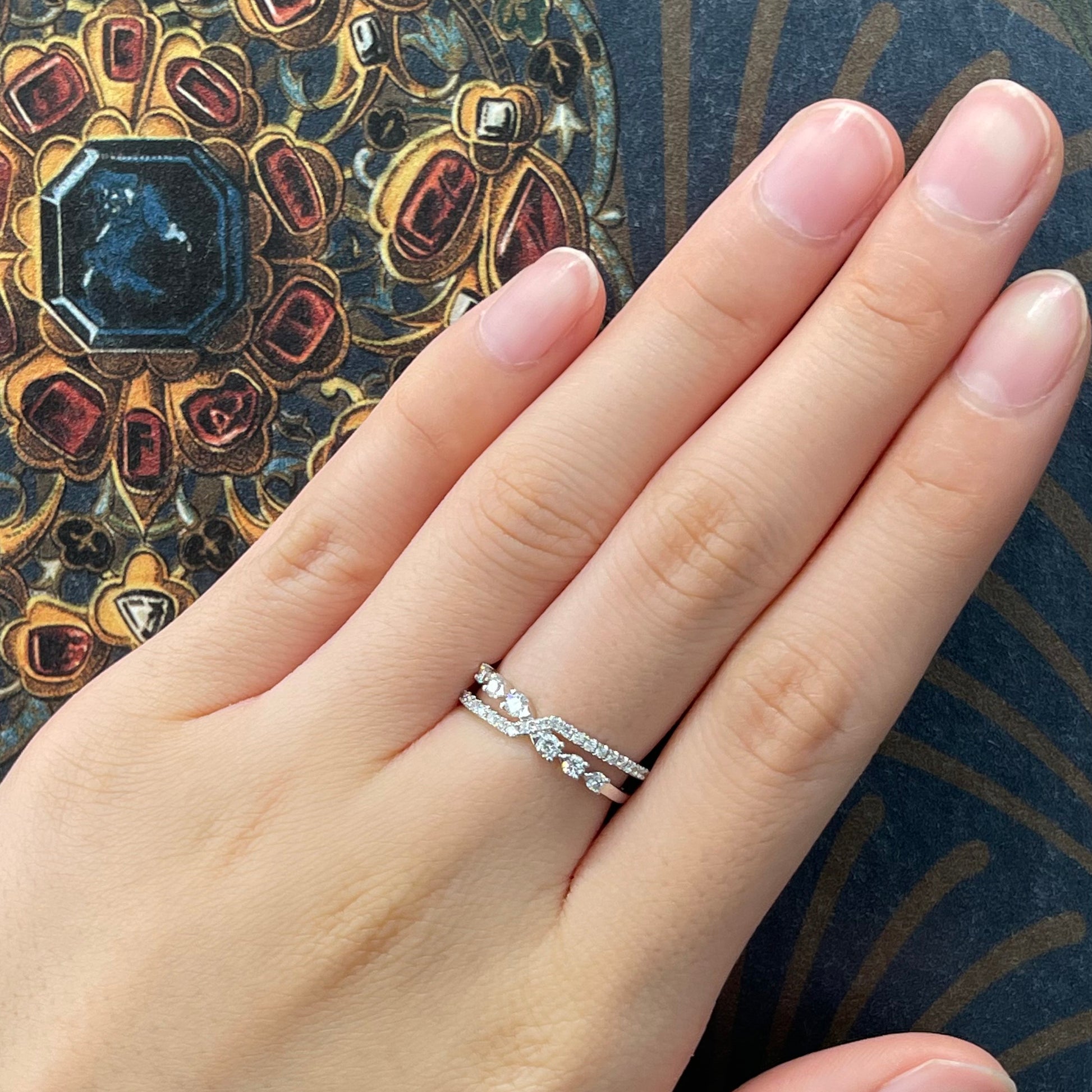 18k白金鑽石排戒在中指上 18k White Gold Crossover Diamond Ring on middle finger