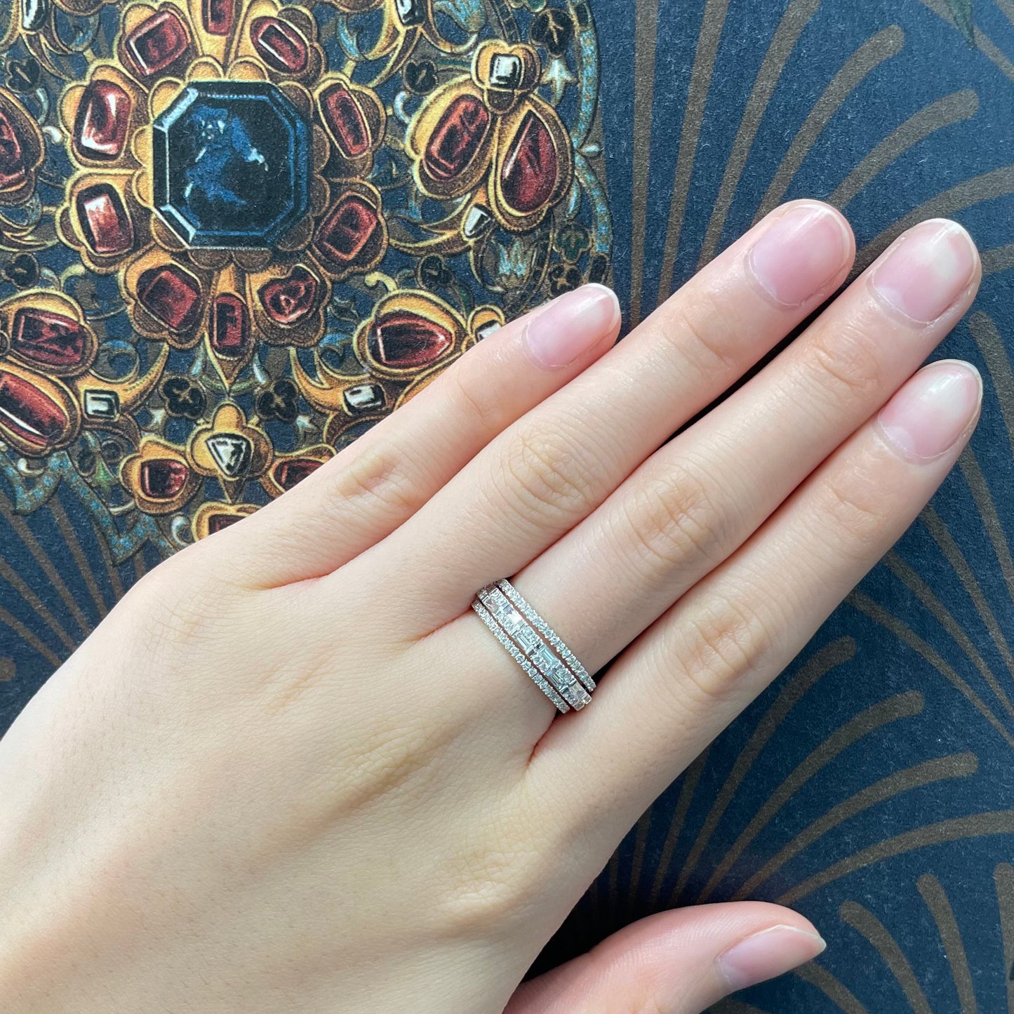 18k白金鑽石排戒在中指上 18k White Gold Four-Row Baguette Diamond Ring on middle finger