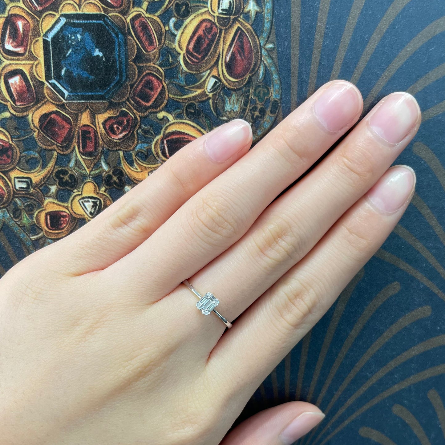 18k白金祖母綠切割鑽石戒指在中指上 18k White Gold Baguette Step-cut Mini Size Diamond Ring on middle finger