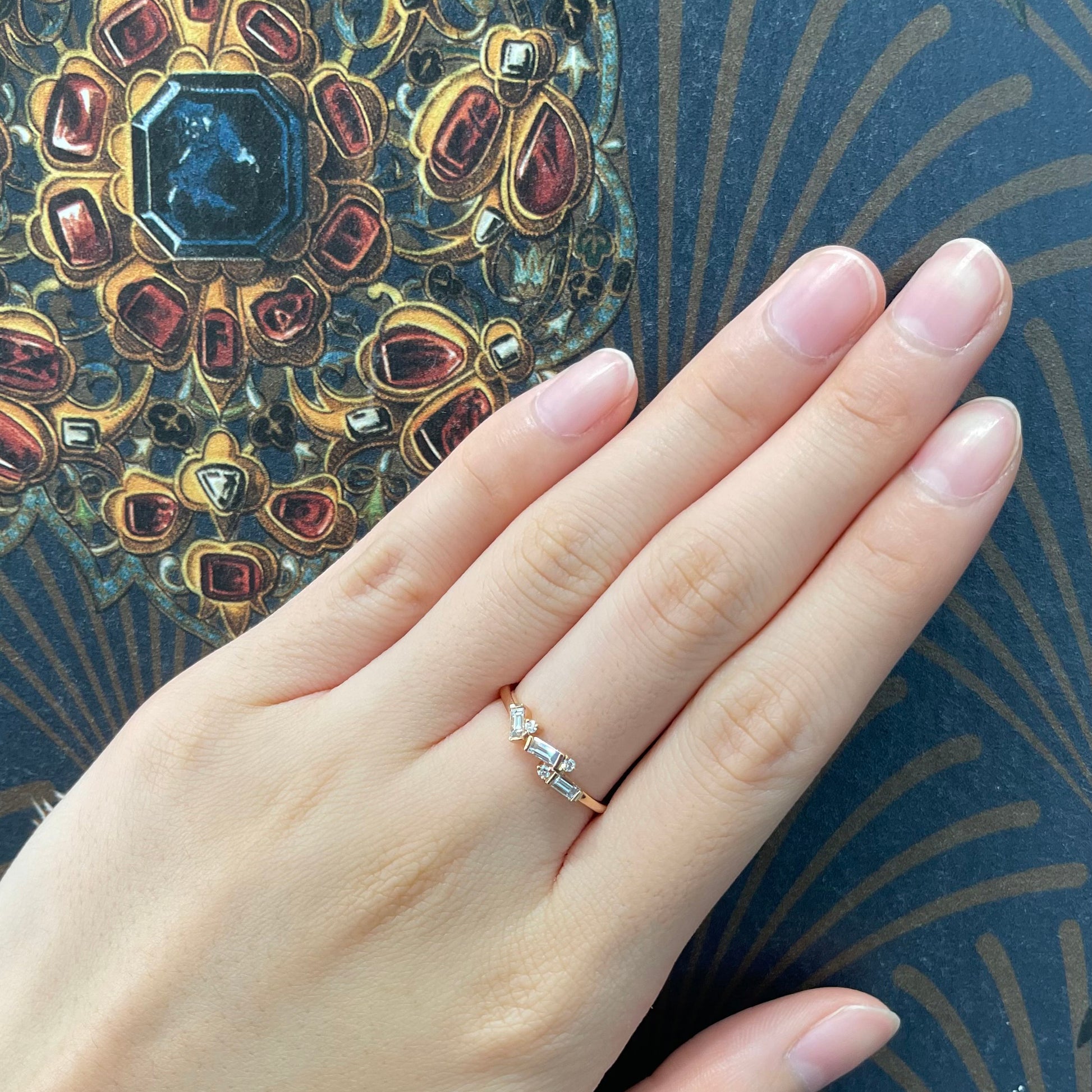 玫瑰金鑽石戒指在中指上 Rose Gold Baguette Diamond Ring on middle finger