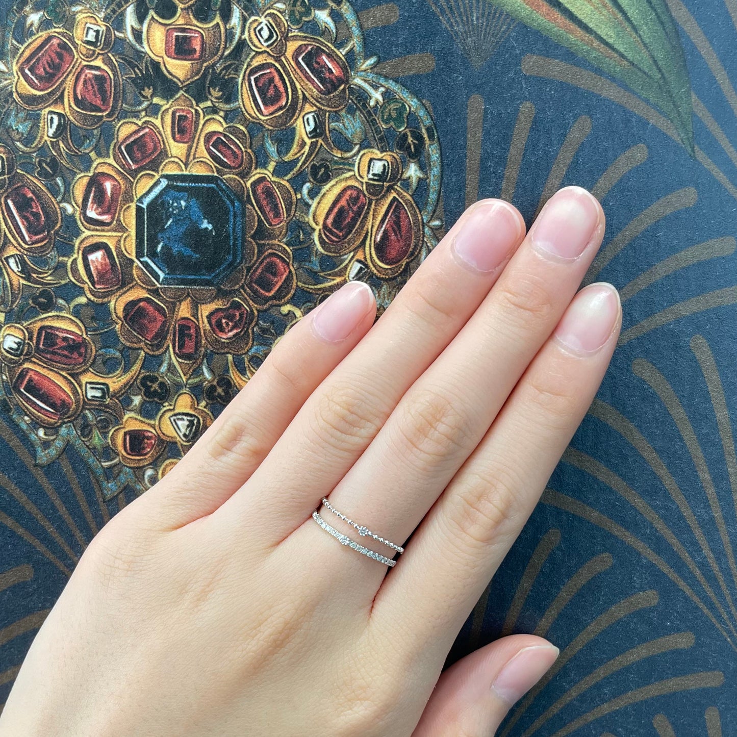 18k白金兩行鑽石排戒在中指上 18k White Gold 2-Row Diamond Ring on middle finger