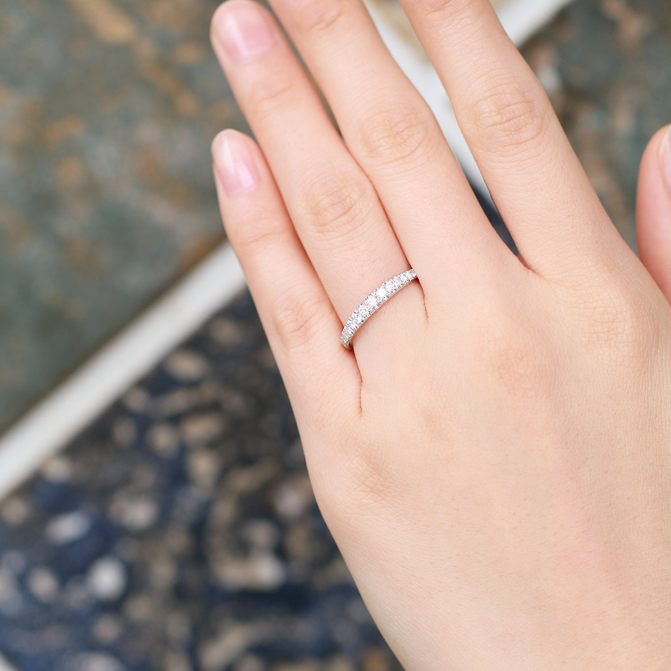 18k白金經典明亮式切割鑽石排戒在無名指上 18k White Gold Classic Diamond Half Eternity Ring on ring finger