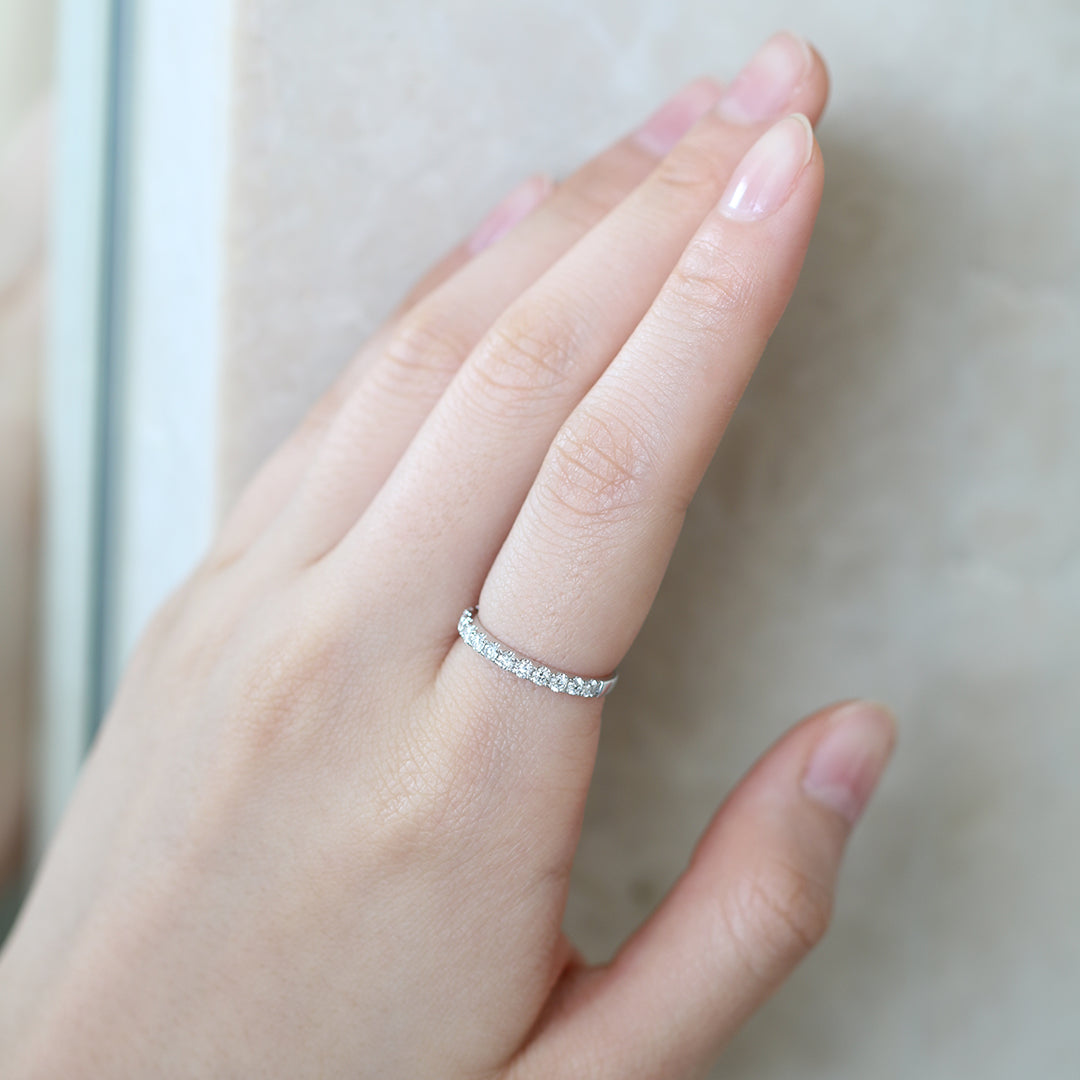 18k白金經典明亮式切割鑽石排戒在食指上 18k White Gold Classic Diamond Half Eternity Ring on index finger