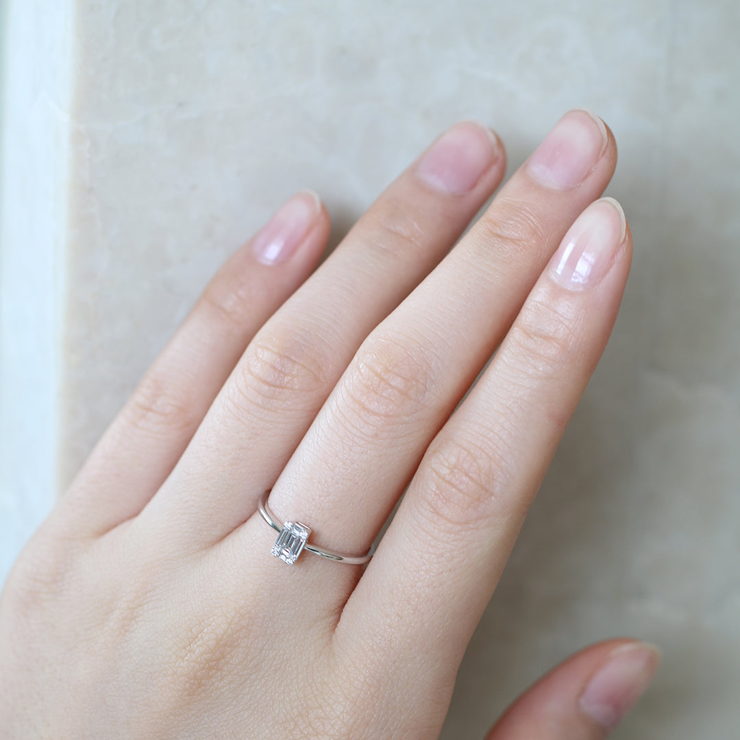 18k白金長形切割鑽石戒指在中指上 18k White Gold Baguette Step-cut Diamond Ring on middle finger