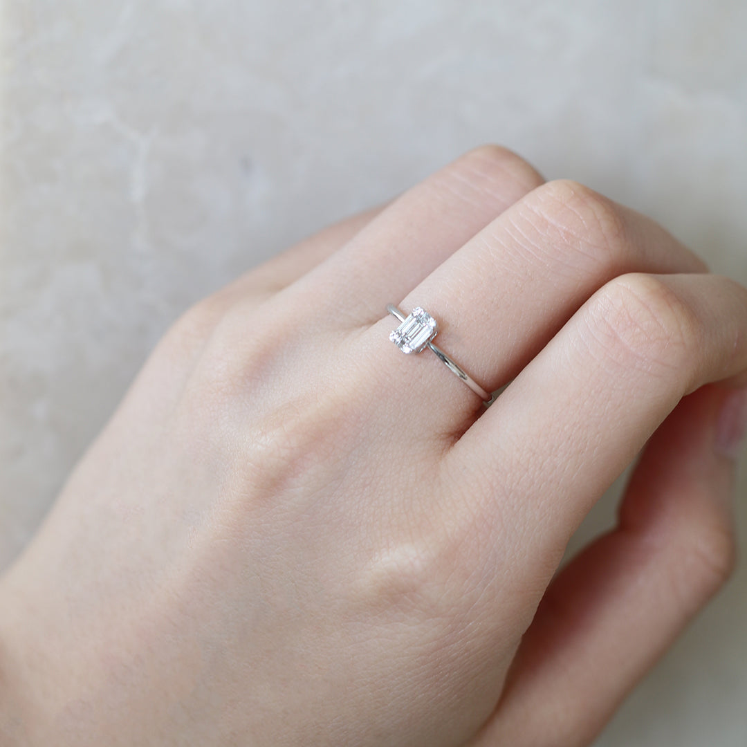 18k白金長形切割鑽石戒指在中指上 18k White Gold Baguette Step-cut Diamond Ring on middle finger