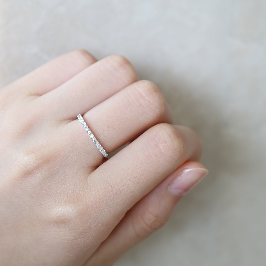 18k白金雅致鑽石線戒在中指上 18k White Gold Elegant Diamond Half Eternity Ring on middle finger