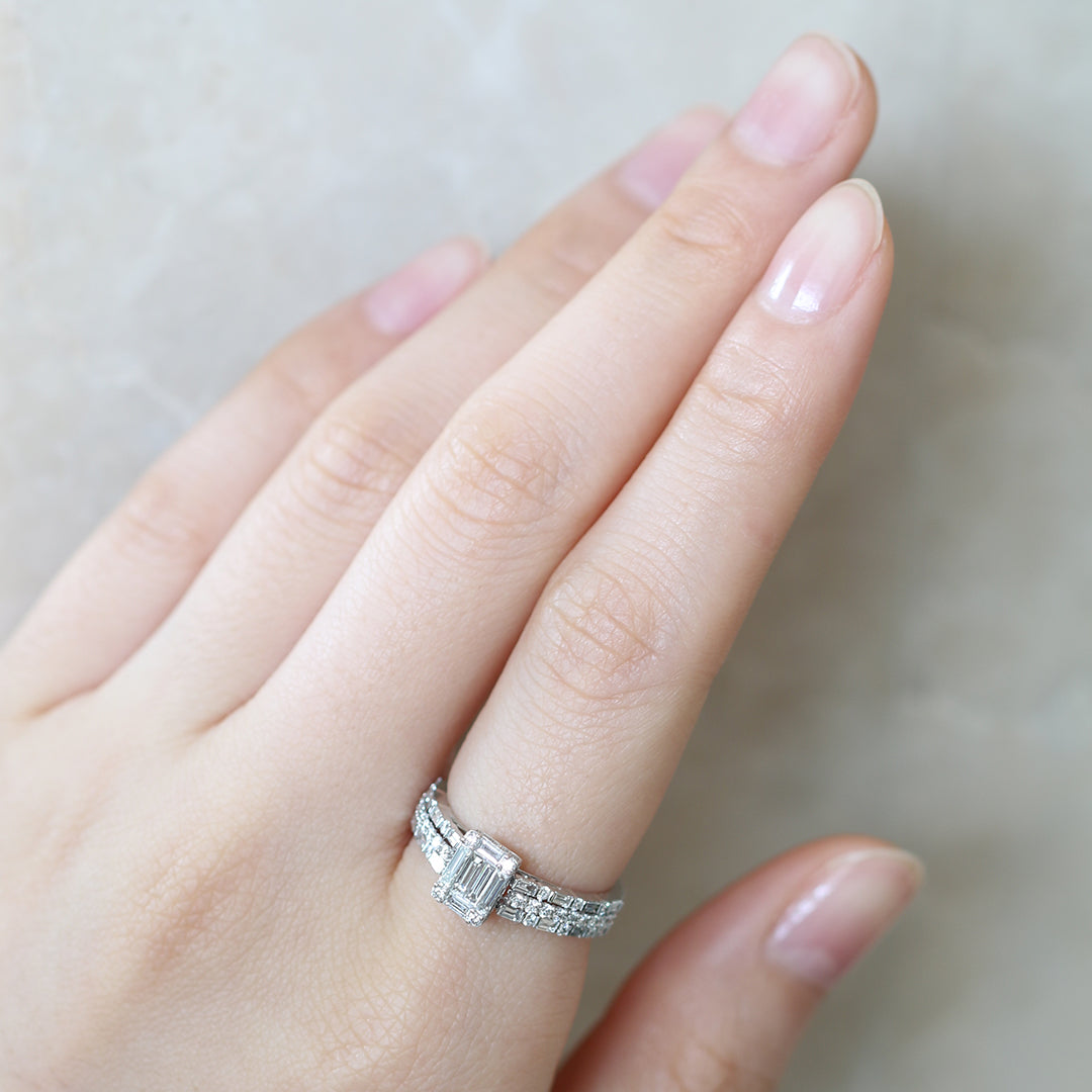 18K白金長形切割鑽石戒指在食指上18k White Gold Baguette Step-cut Diamond Eternity Band on index finger