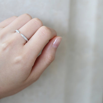 18k白金微鑲開口鑽石戒指在中指上  18k White Gold Micro Pavé Setting Open Ring on middle finger