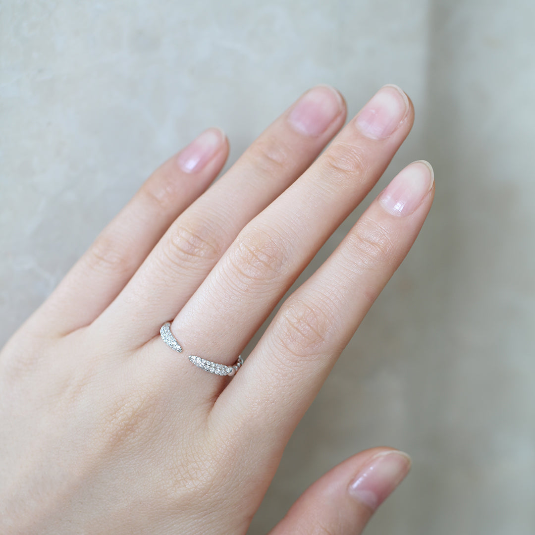 18k白金微鑲開口鑽石戒指在中指上  18k White Gold Micro Pavé Setting Open Ring on middle finger