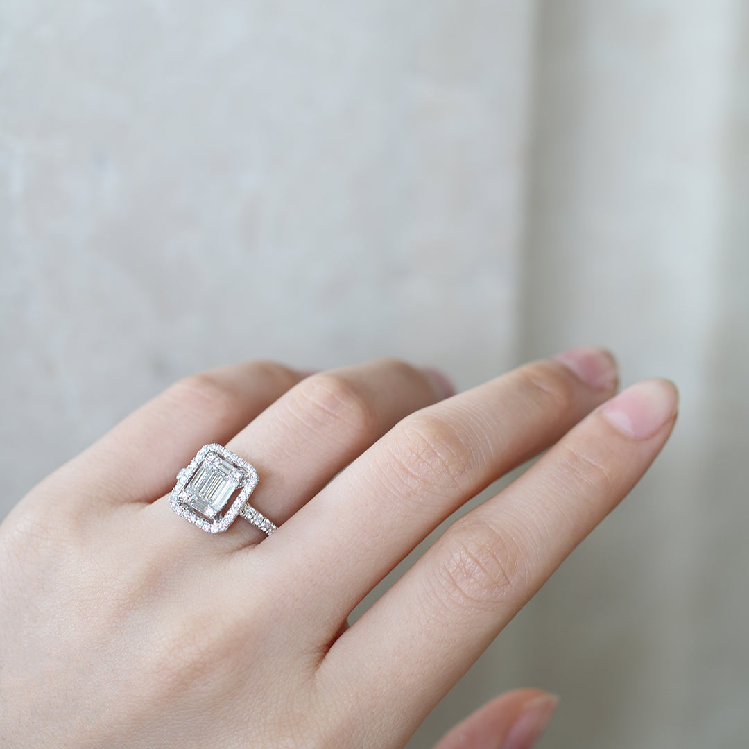 18K白金長方形切割鑽石介指在無名指上 18k White Gold Baguette Step-cut Diamond Eternity Band on ring finger