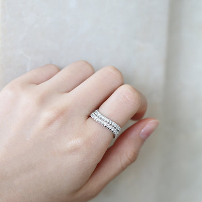 18K白金雙臂鑽石排戒在食指上 18k White Gold Double Row Diamond Ring in White Gold on index finger