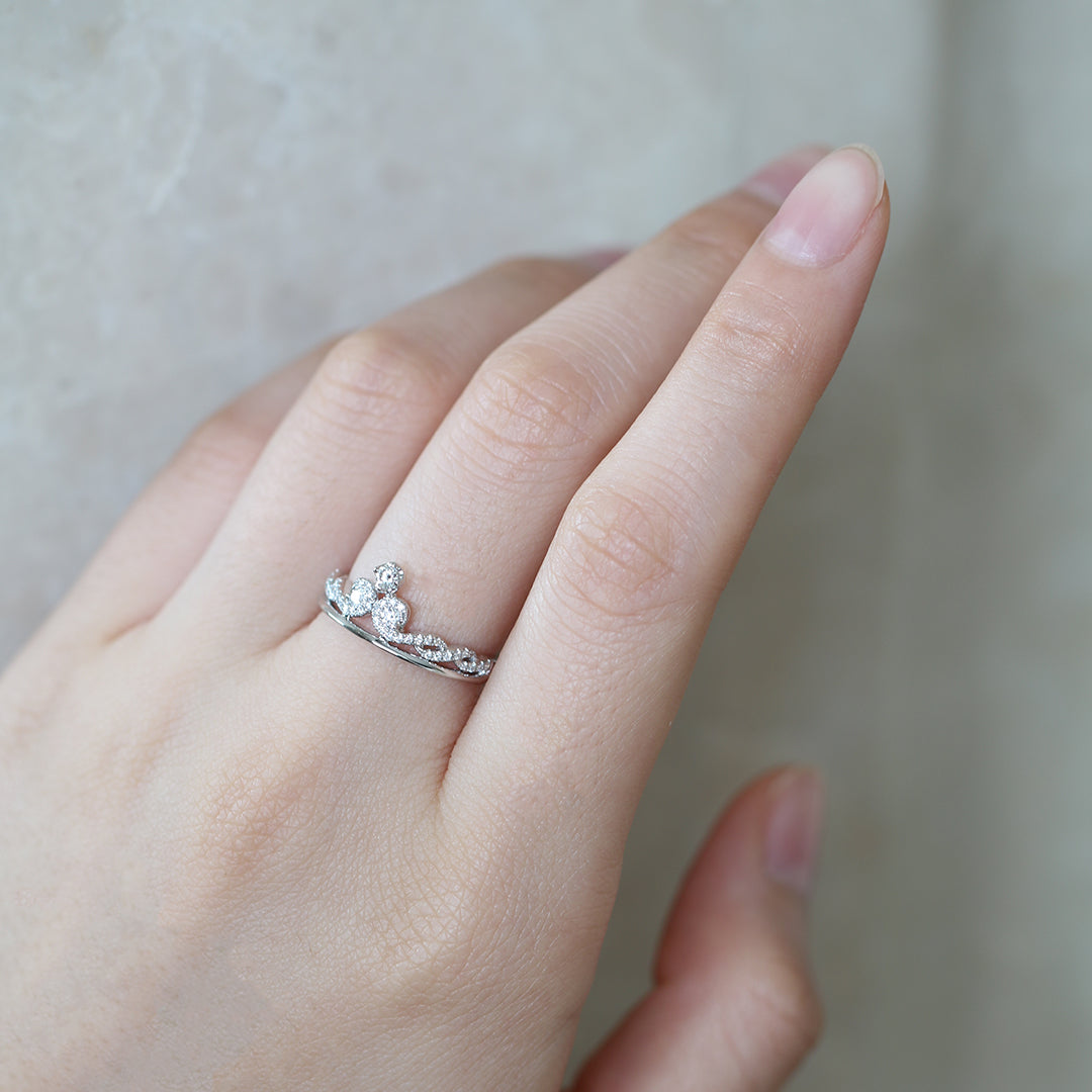 18k白金后冠鑽石戒指在中指上 18k White Gold Tiara Diamond Ring on middle finger