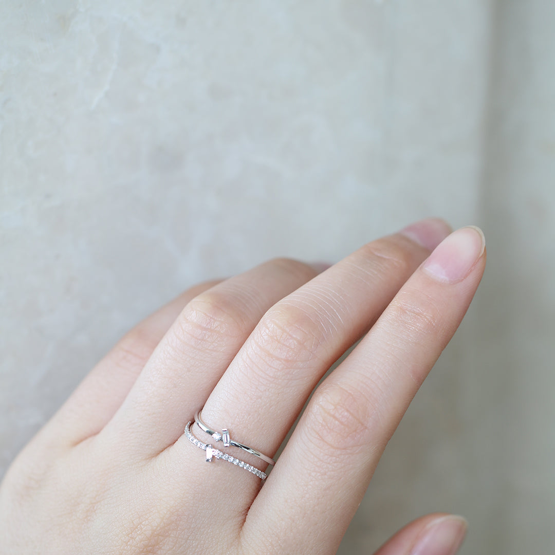 18k白金雙排長方切割鑽石戒指在中指上 18k White Gold Two-Row Baguette Diamond Ring on middle finger