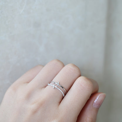 18k白金雙排長方切割鑽石戒指在中指上 18k White Gold Two-Row Baguette Diamond Ring on middle finger