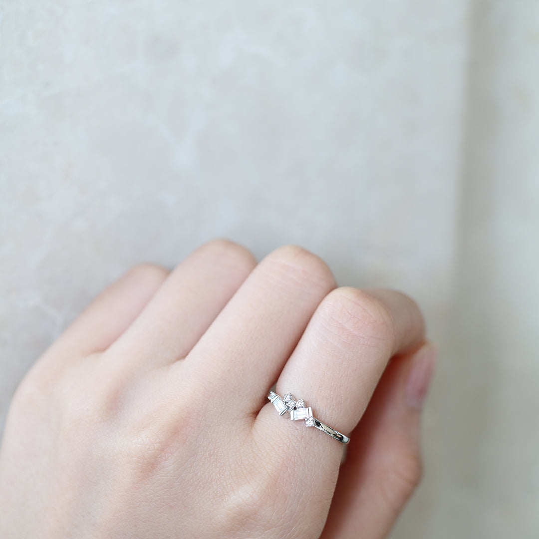 18k白金長方切割鑽石戒指在食指上 18k White Gold Scattered Baguette Diamond Ring on index finger