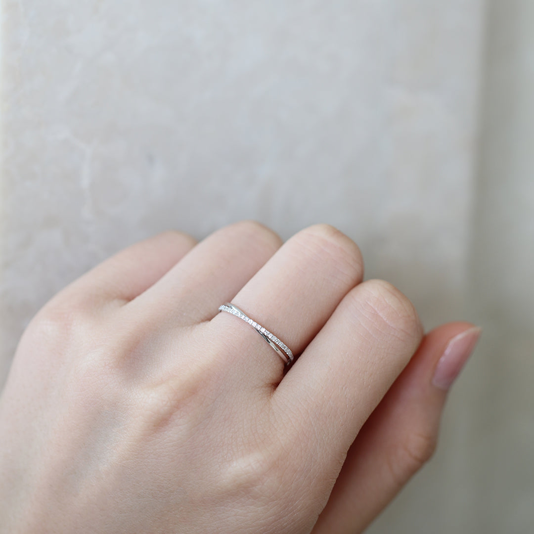 18k白金交錯鑽石戒指在中指上 18k White Gold 2-Row Diamond Ring on middle finger