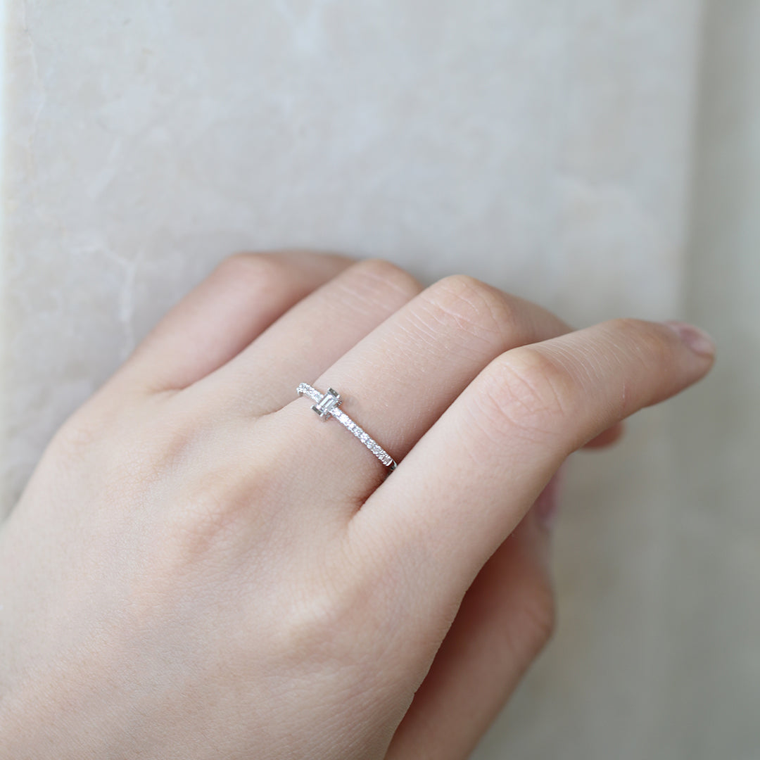 18K22份白金長形切割鑽石線戒在中指上  18k White Gold Baguette Step-cut 0.22ct Diamond Eternity Ring on middle finger