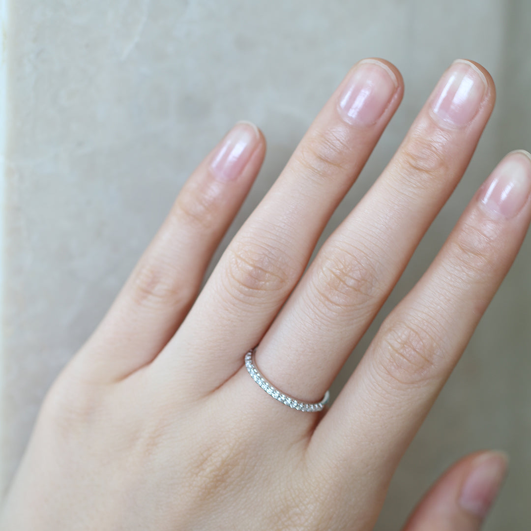 18k白金法式鑲嵌鑽石線戒在中指上 18k White Gold Chic French Pavé Diamond Half Eternity Ring on middle finger