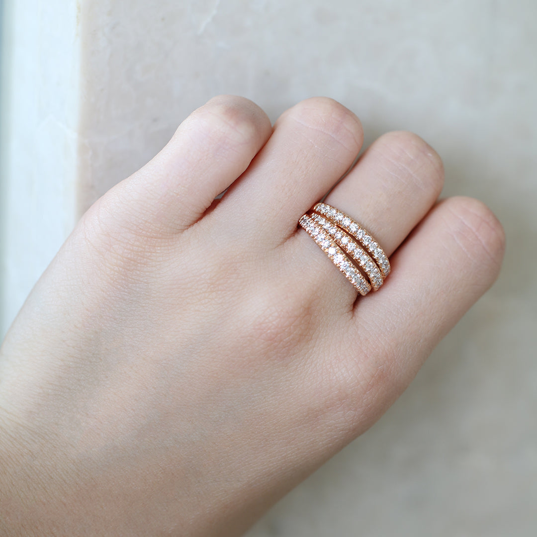 18k玫瑰金三排鑽石戒指在中指上 18k Rose Gold 3-row Eternity Diamond Ring on middle finger
