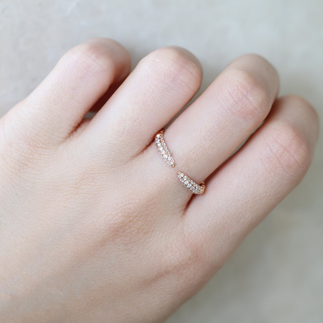 18k玫瑰金微鑲開口鑽石戒指在中指上  18k Rose Gold Micro Pavé Setting Open Ring on middle finger